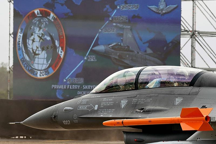 　　△F-16战机交付仪式