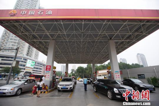 资料图：车辆正在加油站加油。 张云 摄