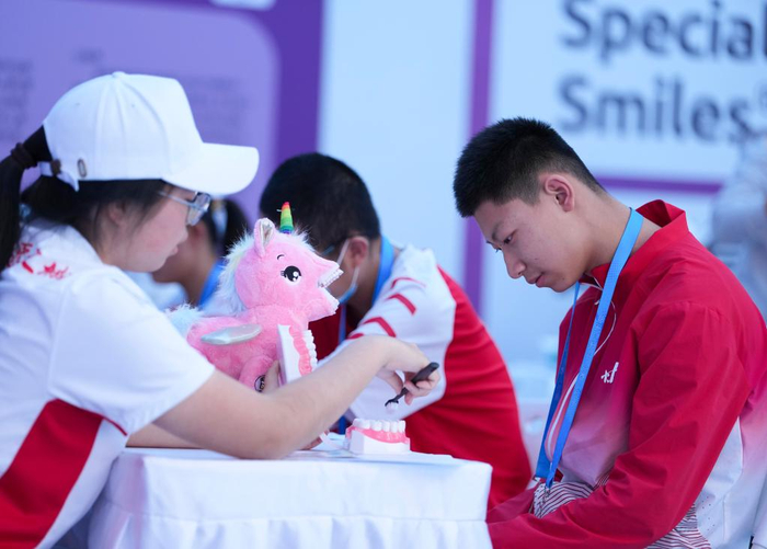 12月8日，在广东省中山市体育馆副馆，工作人员为特奥运动员普及护齿知识。新华社记者 杨晨光 摄