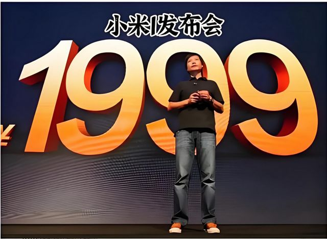 图：2011年8月16日，雷军发布小米1