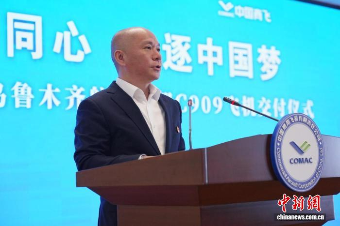 辽宁方大集团高级副总裁、海航航空集团董事长丁拥政现场发表讲话。乌鲁木齐航空供图