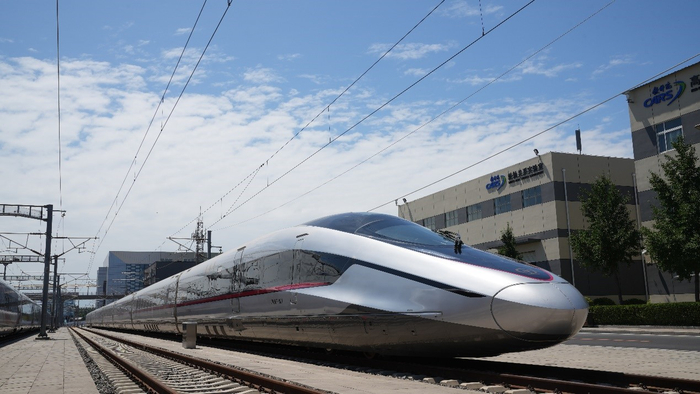 2025年7月，CR450动车组亮相第十二届世界高速铁路大会。（中国中车供图  央广网发）