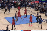 脚步不够快！首发的杨瀚森侧移被吹阻挡 4分钟不到累积2犯被换下