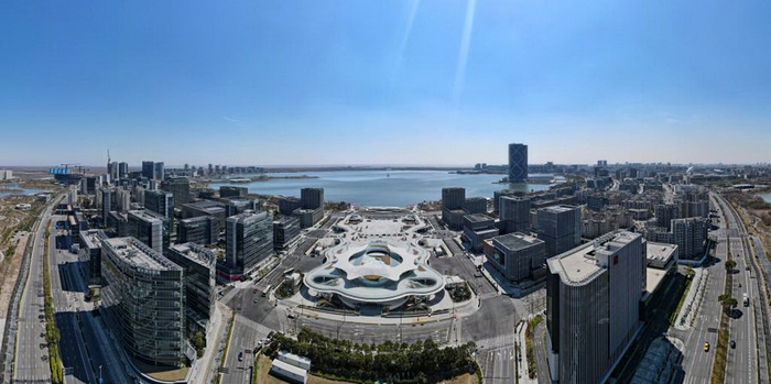 这是2025年3月19日拍摄的位于上海浦东新区的自贸区临港新片区滴水湖畔（无人机照片）。新华社记者 方喆 摄