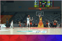 望无大碍！纪卓投射三分下落踩到陶汉林崴脚 后者被吹违体犯规