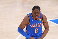 太轻松了！场下切特&amp;杰伦威&amp;杰林威开心畅聊 球队领先40分