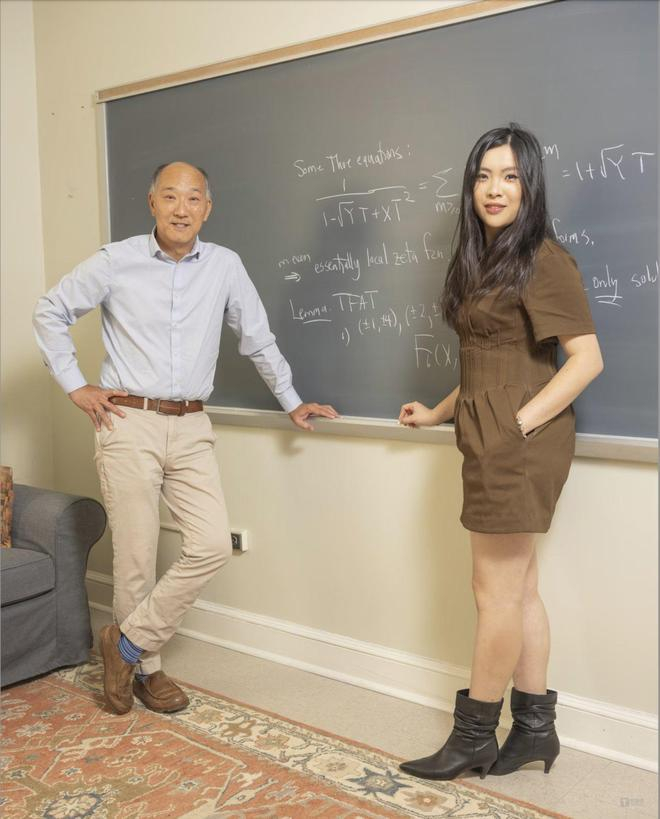 数学家小野健（Ken Ono）和他的学生洪乐潼，图片来源：WSJ
