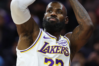 史上仅两人40岁后单场砍至少25分5板5助：詹姆斯16次 乔丹3次