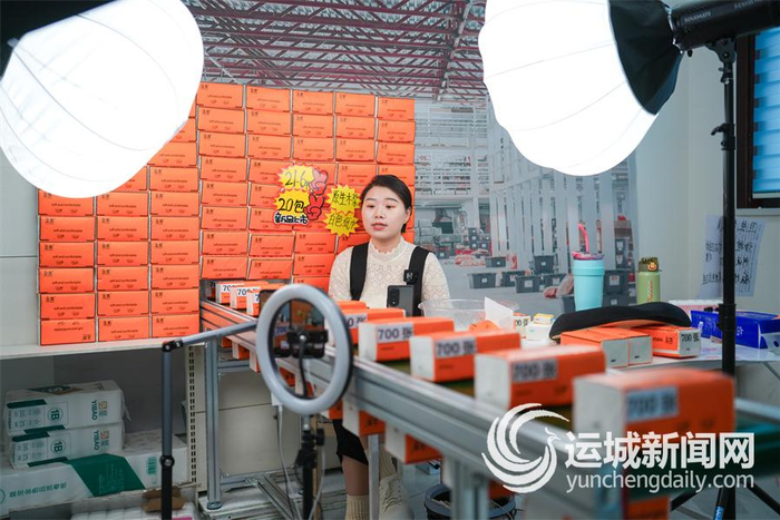 山西宸星电子商务有限公司内，主播在售卖纸巾。