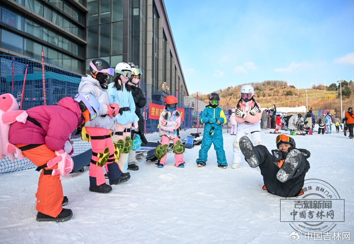 学习滑雪技巧。李煦/摄
