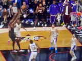 堪比本西篮下传球！恩比德关键背打里夫斯 到禁区却转身跳投不中