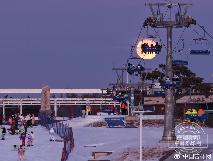12月5日傍晚，长春天定山滑雪场，孩子们正在畅滑。蒋盛松/摄