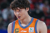 王哲林：主动适应外援的球路 慢慢寻找和他们配合的感觉