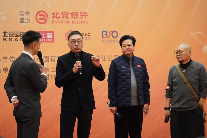 北京新年音乐会艺术总监甲丁（左二）介绍今年音乐会曲目策划。北京日报客户端记者 方非摄