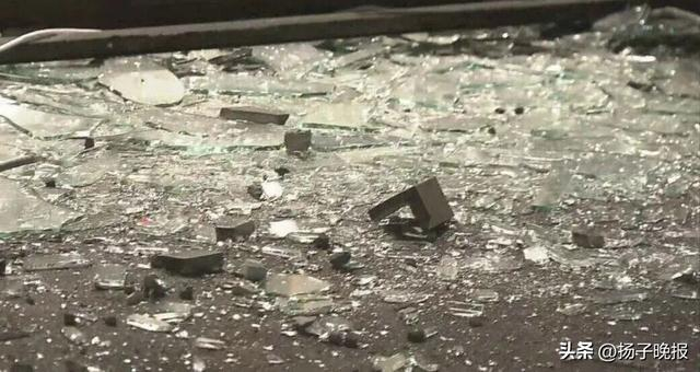 当地时间8日，日本青森县八户市一酒店地震后，玻璃破碎并散落了一地。图源：央视新闻