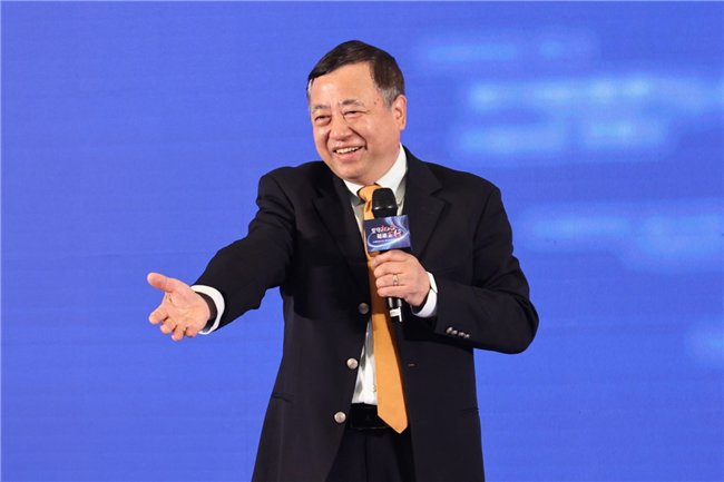 图:瑞尔集团医疗事务执行总裁章锦才教授