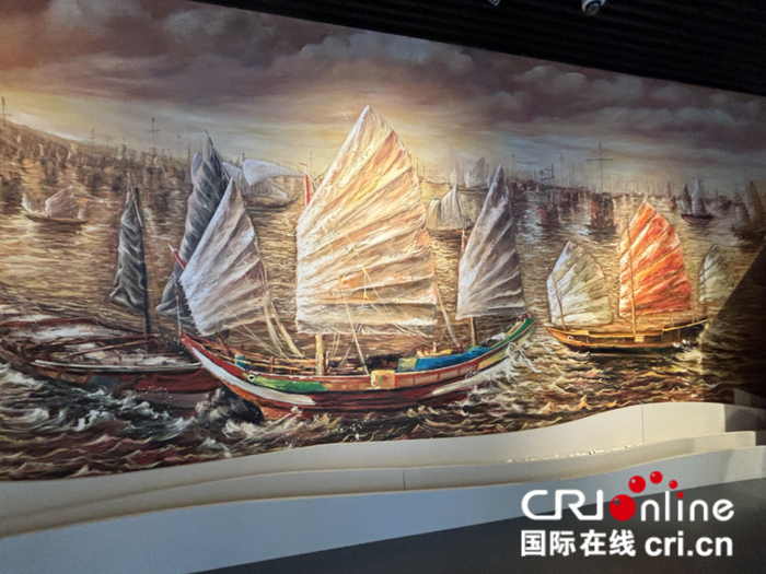 泉州海交馆内油画展示众多福船在海面航行的壮观场景（宫梦薇 摄）