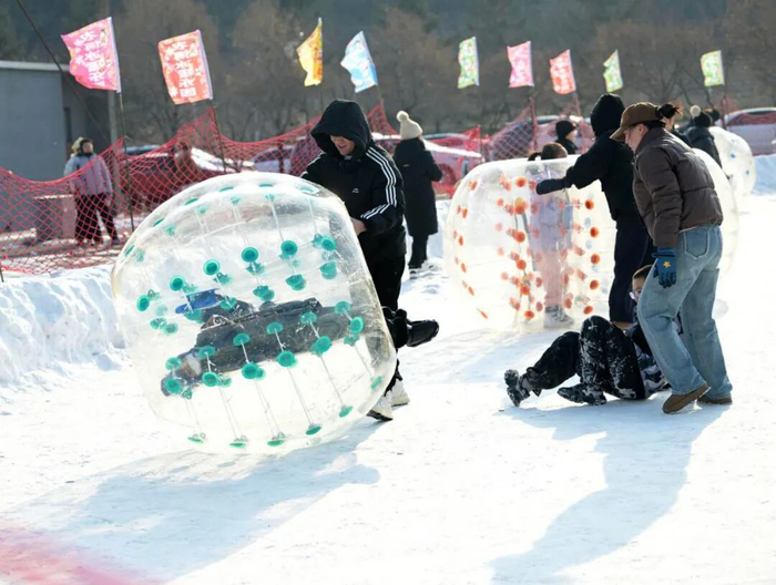 “雪地悠波球”带你体验天旋地转的感觉