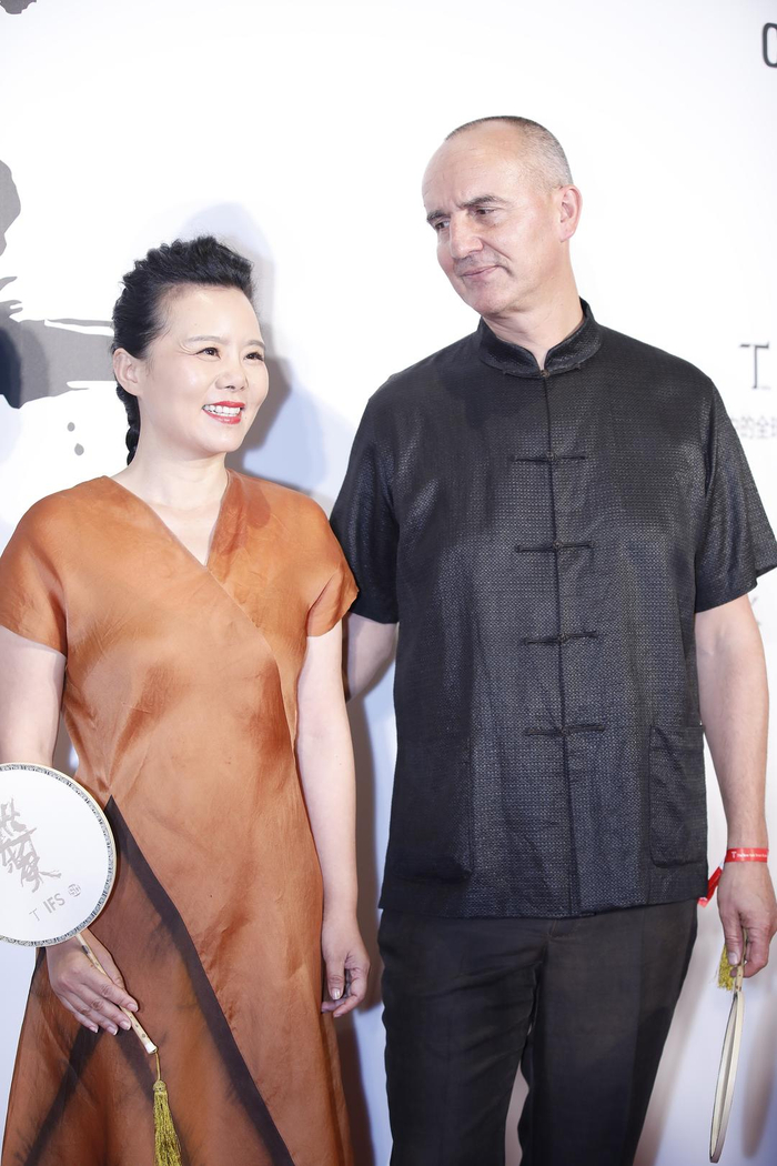 龚琳娜、老锣 图据视觉中国