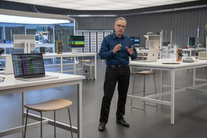 ▲苹果硬件技术高级副总裁乔尼·斯鲁吉（Johny Srouji）（来源：彭博社）