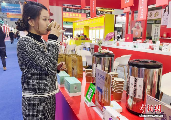 12月9日，吉林长春，一位女士在长春健博会上品尝“人参美式咖啡”。　郭佳 摄