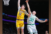 拉拉维亚滑翔单臂劈扣！蒂耶罗调侃：他跳得最高的一次