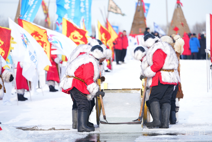 采冰现场（央广网记者  张瀚予  摄）