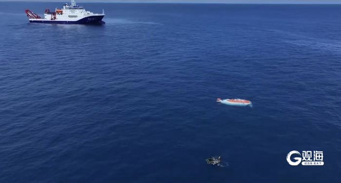 “魔鬼鱼”与“蛟龙”号并肩作业