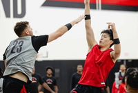 开拓者媒体人：克林根防守时比杨瀚森更能干扰对手 这点杨需提高