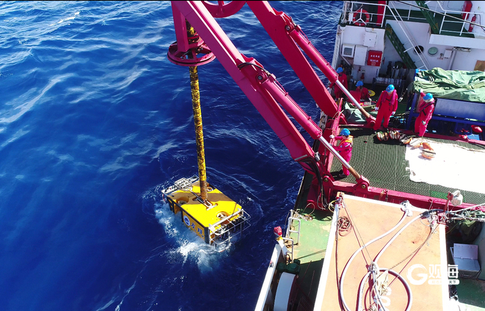 “科学”号科考船搭载“发现”号ROV开展深海调查作业