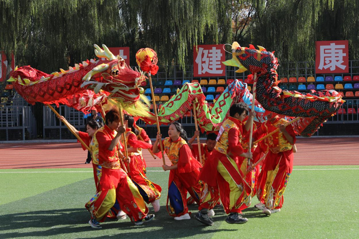 ▲北方民族大学第三届中华传统体育运动会上，舞龙队英姿飒爽。　北方民族大学党委宣传部供图