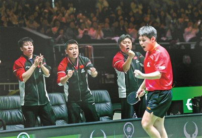 教练王皓（左二）和团队为林诗栋（右一）加油