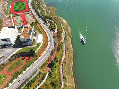 重庆市云阳县江边绿化带 雷声 摄