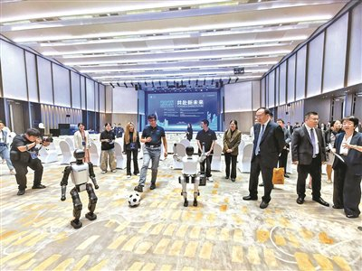 今年9月在京举办的“2025中美地方产业交流会”上，启迪之星组织硅基公园等孵化企业展示最新产品供图/启迪之星
