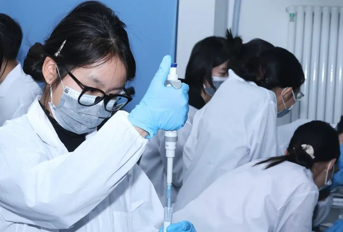 STEM GIRLS女孩进行