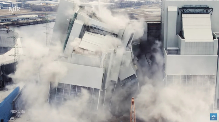 炸毁墨尔堡发电厂现场图源：北德广播电视台（NDR）视频截图