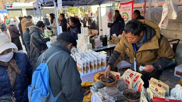 图为西藏自治区“雪域珍品·供销惠民”消费帮扶供销大集活动现场，市民正在选购心仪商品。