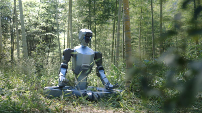 图为云深处科技推出的行业级人形机器人