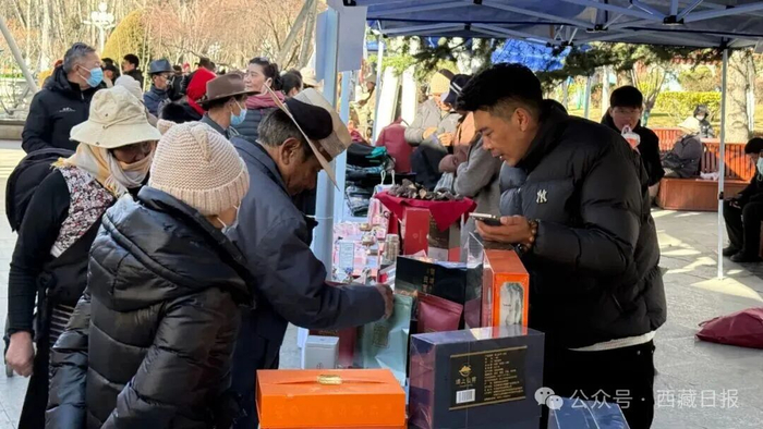 图为西藏自治区“雪域珍品·供销惠民”消费帮扶供销大集活动现场，市民正在选购心仪商品。