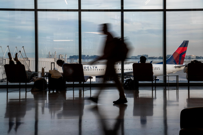 11月10日，在美国加州旧金山国际机场，一名乘客从候机大厅走过。新华社发（朱子于 摄）