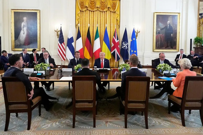 ​美国东部时间8月18日，美国总统特朗普、乌克兰总统泽连斯基和多名欧洲领导人在美国白宫举行多方会晤。图源：新华社