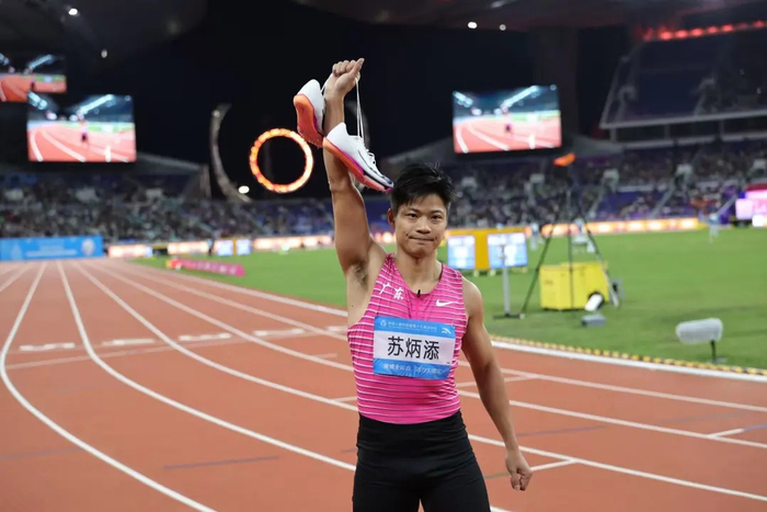 11月20日晚，第十五届全运会田径男子4×100米接力决赛后，苏炳添向全场观众致意。（本报记者 陶相安摄）
