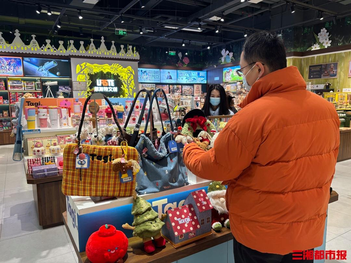 长沙一市民正在挑选马年挂件。仝若楠 摄