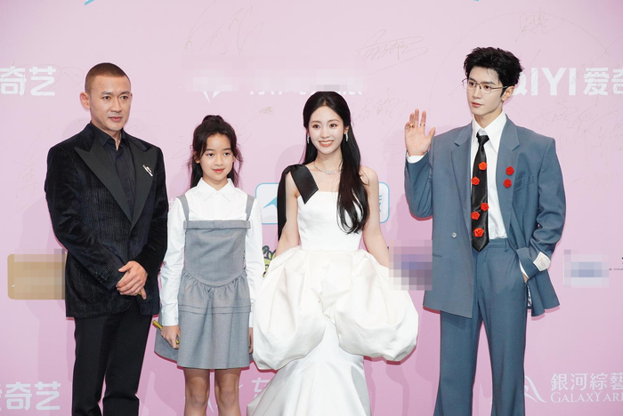 聂远、聂子一、邢菲、陈哲远合影 图据视觉中国