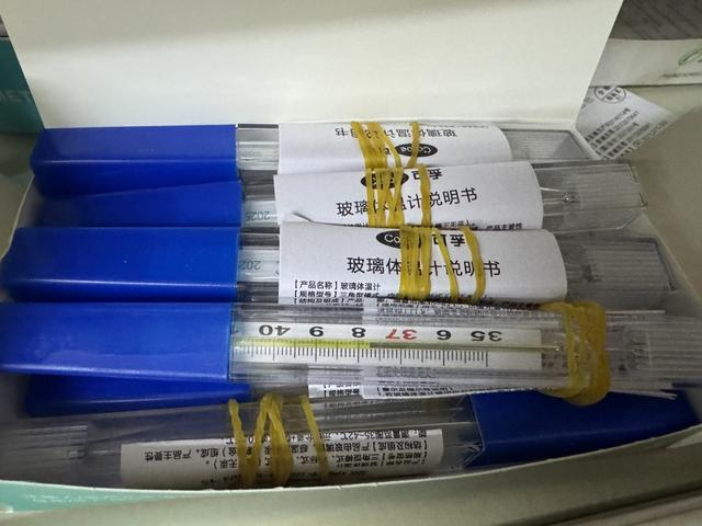 目前，市场上仍有水银体温计销售（作者 摄）
