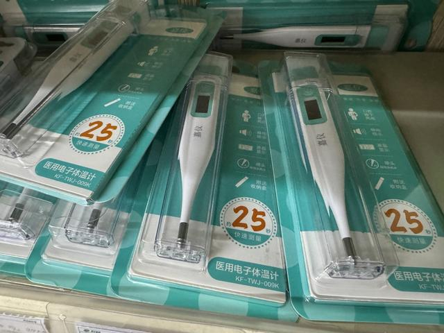 电子体温计的精度也不低，但测量方式要规范（记者 摄）
