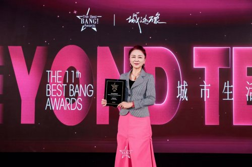 图:圣蓝新澳集团CEO张亚玲女士在现场领奖