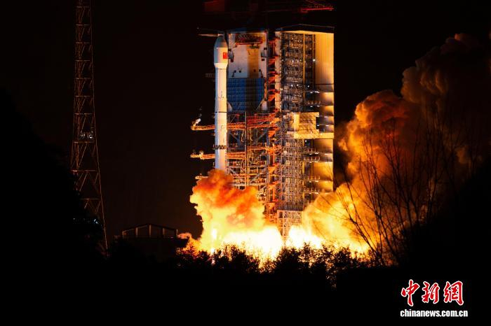 12月9日，中国在西昌卫星发射中心成功发射长征三号乙运载火箭。李志勇 摄