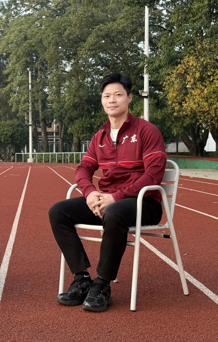 12月6日，苏炳添在广东二沙体育训练中心接受人民日报记者专访。（刘树松摄）
