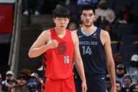 拓记：杨瀚森身体不适与此前灰熊比赛中的碰撞无关 只是生病